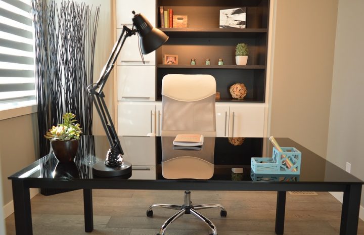 Silla ergonómica y escritorio cómodo: el mobiliario imprescindible para tu oficina en casa